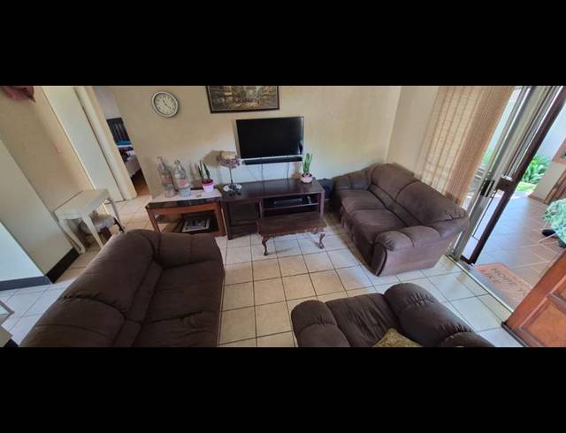 2 BEDROOM TOWNHOUSE FOR SALE IN THATCHFIELD